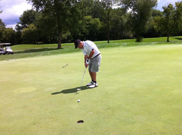 Tater rolls one on the green. (Photo by Netti)